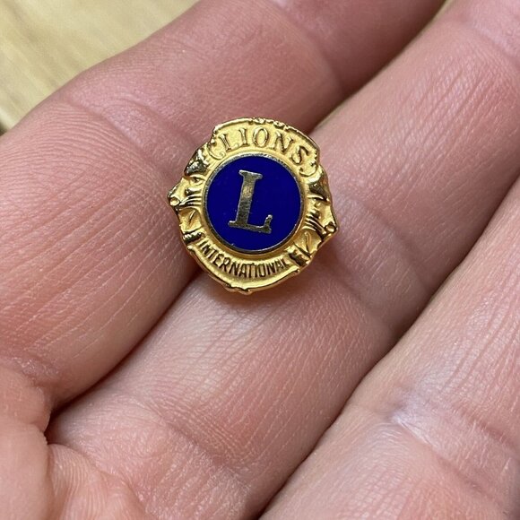 Vintage Lions International Gold Tone Lapel Vest Hat Pin Older Double Head Lion - Picture 2 of 5